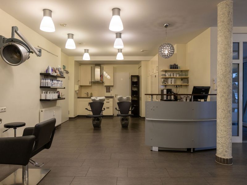 Der Empfangstresen und die Haarwaschbecken im Friseur Salon 2000