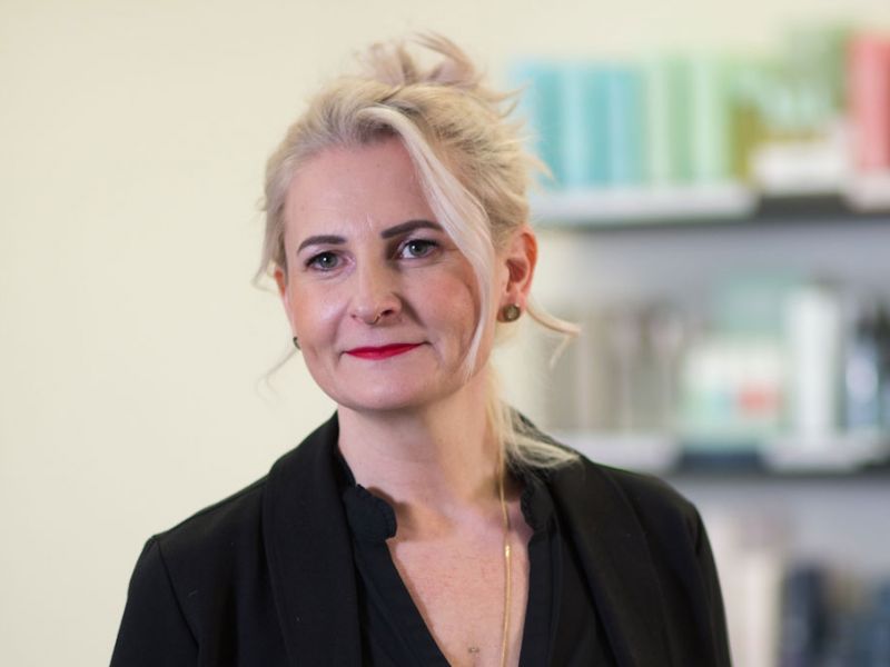 Andrea Berschet, Master-Stylisitin und stellvertretende Salonleitung im Friseur Salon 2000