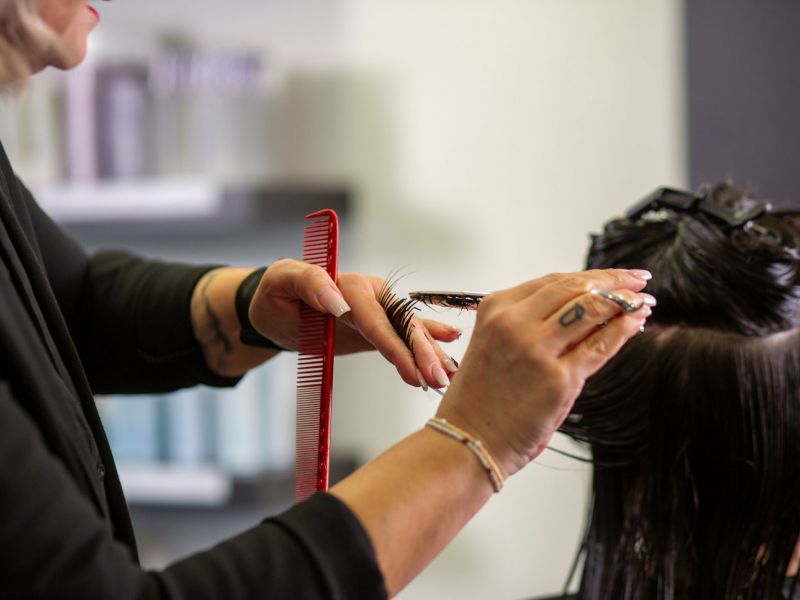 Master Stylistin Andrea Berschet schneidet einer Kundin die Haare
